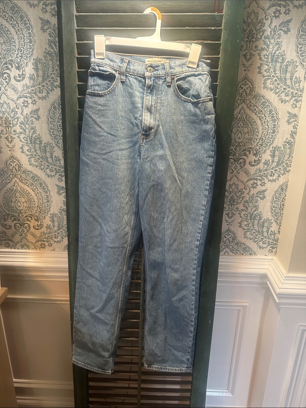 Abercrombie The 90’s Straight Ultra High Rise Light Blue Denim Jeans